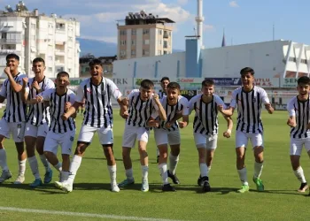 Nazilli Belediyespor U-17 takımı şampiyon oldu