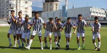 Nazilli Belediyespor U-17 takımı şampiyon oldu