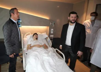 Fenerbahçe Başkanı Ali Koç ve yöneticilerden Altay Bayındır’a hastanede ziyaret