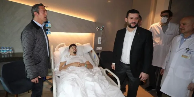 Fenerbahçe Başkanı Ali Koç ve yöneticilerden Altay Bayındır’a hastanede ziyaret