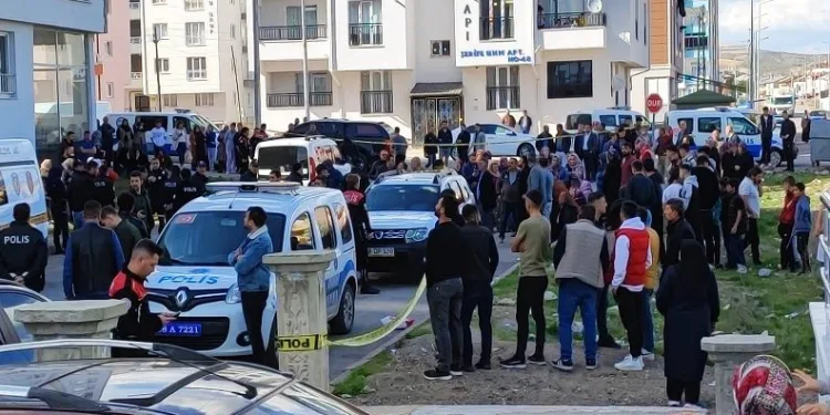 Kızgın damat silahını ateşledi