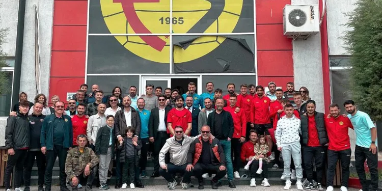 Eskişehirsporlu yönetici ve futbolcular bayramlaştı