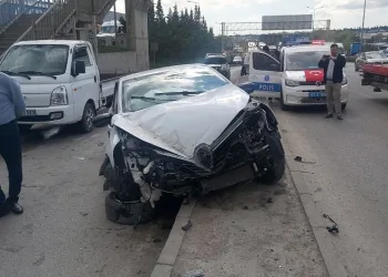 Otobüs durağına çarpmasına ramak kaldı