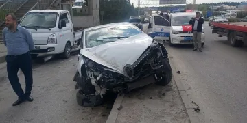 Otobüs durağına çarpmasına ramak kaldı