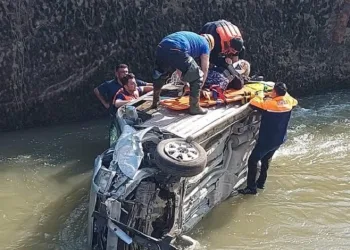 Sulama kanalına düşen araçta hayatını kaybettiler