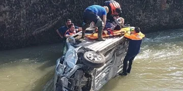 Sulama kanalına düşen araçta hayatını kaybettiler