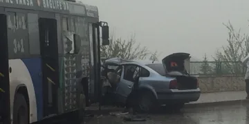 Halk otobüsü ile otomobil çarpıştı