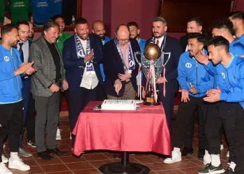 Anadolu Üniversitesi şampiyonluk pastasını kesti