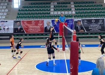 Bağlar Belediyespor’un genç kız voleybol takımı, bölge şampiyonu oldu