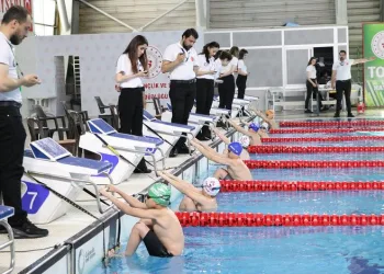 Minik sporcular yüzmede madalyaya kulaç attı