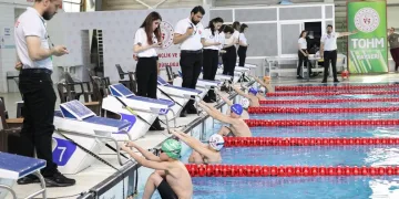 Minik sporcular yüzmede madalyaya kulaç attı