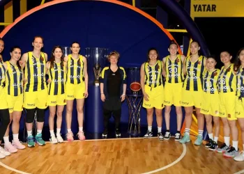 Fenerbahçe Kadın Basketbol Takımı, EuroLeague kupasını basketbol müzesine getirdi