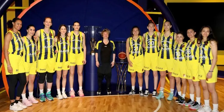 Fenerbahçe Kadın Basketbol Takımı, EuroLeague kupasını basketbol müzesine getirdi