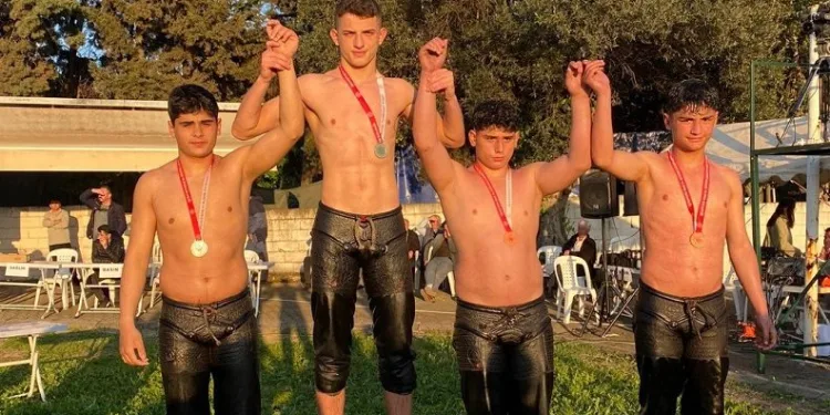 İzmitli pehlivanlar Yalova’da madalyaları topladı