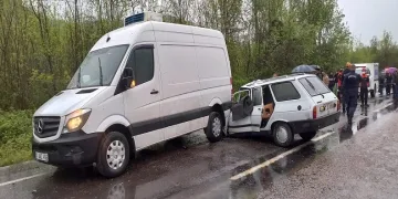 Ticari araca çarptı, hayatını kaybetti