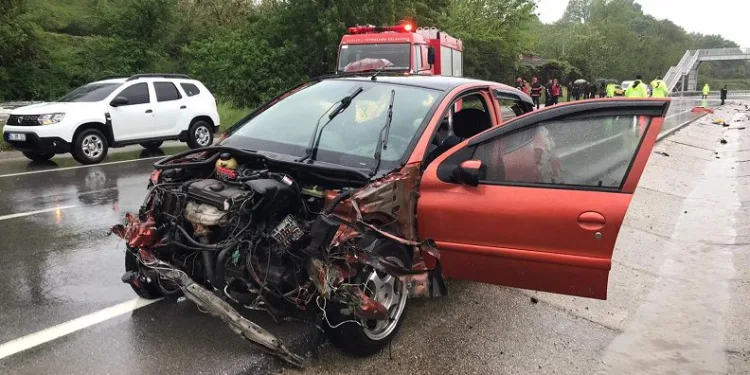 Kazada yola savrulan 2 kişi hayatını kaybetti
