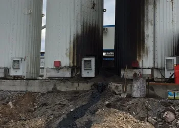 Zift tankı patladı:4 işçi yaralandı