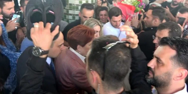 Meral Akşener ve Ekrem İmamoğlu’na ayakkabı tepkisi
