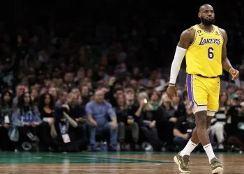NBA’de Lakers, LeBron James’in triple-double yaptığı maçta Houston’u yendi