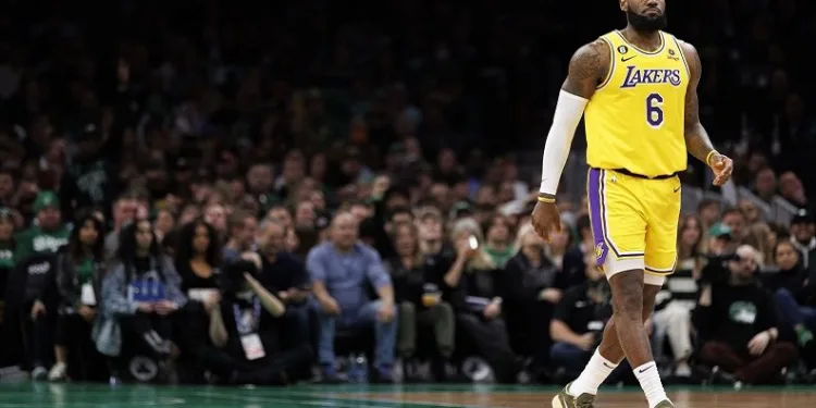 NBA’de Lakers, LeBron James’in triple-double yaptığı maçta Houston’u yendi