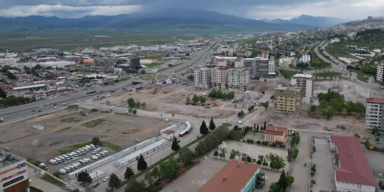 Enkazını kaldırma çalışmaları devam ediyor