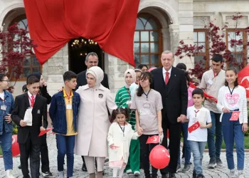 TCG Anadolu, Cumhurbaşkanı Erdoğan’ı selamladı