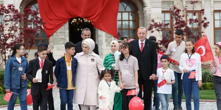 TCG Anadolu, Cumhurbaşkanı Erdoğan’ı selamladı