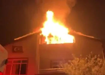 İki katlı binanın çatısı alev alev yandı