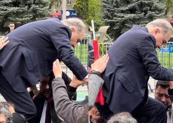 Milletvekili adayı bariyerlerin üzerine çıktı