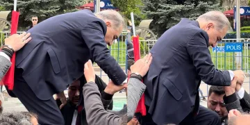 Milletvekili adayı bariyerlerin üzerine çıktı