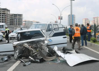 Makas attı, trafiği birbirine kattı: 2 yaralı