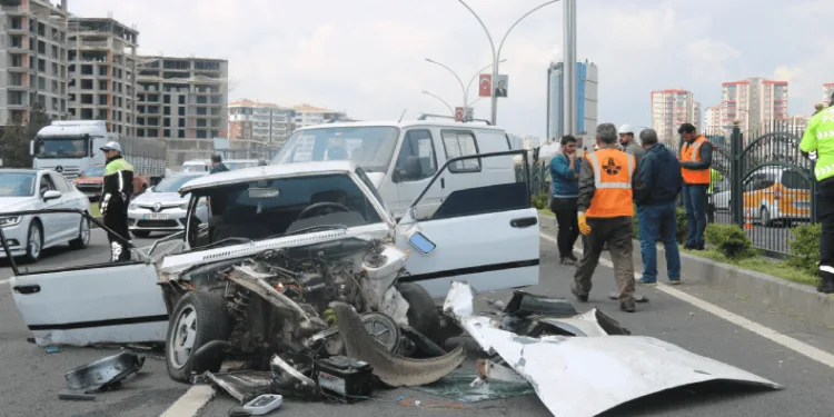 Makas attı, trafiği birbirine kattı: 2 yaralı
