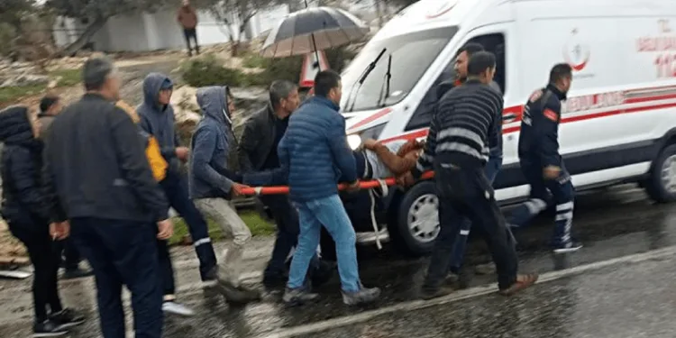 Beton mikseri devrildi, sürücü yaralandı