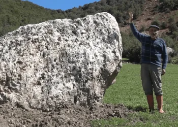 Tarım arazilerine tonlarca ağırlığında kaya yağdı