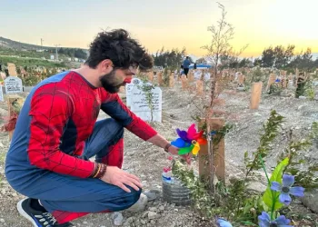 Mezarlarına rüzgar gülü bıraktılar