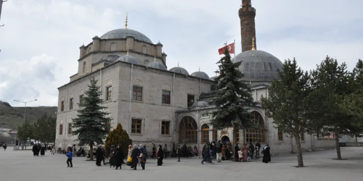 Harakani Türbesi’nde Kadir Gecesi bereketi!