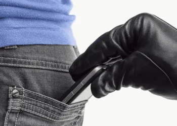 Engelli vatandaşa sahte telefon satmış
