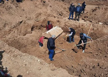 İnşaat temeli kazısında lahit bulundu