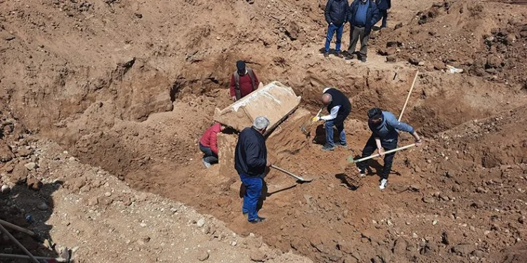 İnşaat temeli kazısında lahit bulundu