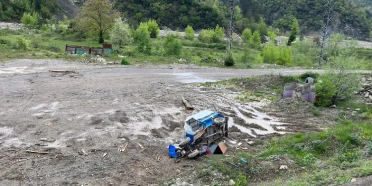Tarım aracı dere yatağına devrildi