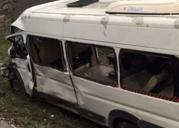 Ankara’da işçi servisi otomobille çarpıştı, ölü ve yaralılar var