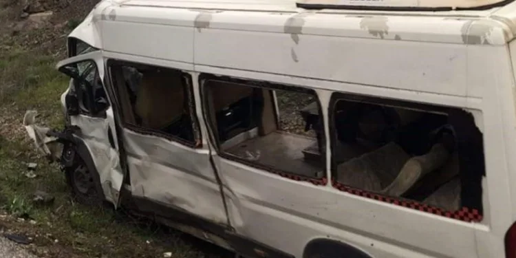Ankara’da işçi servisi otomobille çarpıştı, ölü ve yaralılar var