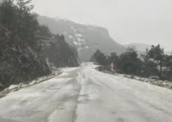 Dolu köyler arası bağlantı yolunu beyaza bürüdü