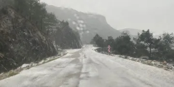 Dolu köyler arası bağlantı yolunu beyaza bürüdü