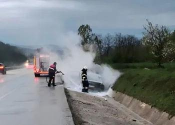 Seyir halindeki otomobilde yangın