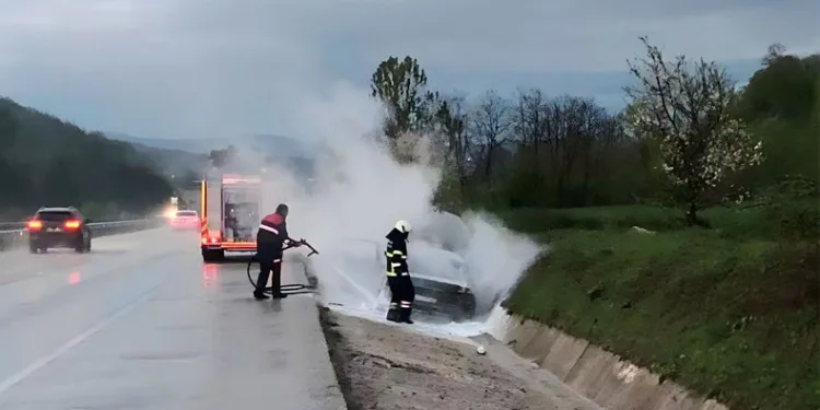 Seyir halindeki otomobilde yangın