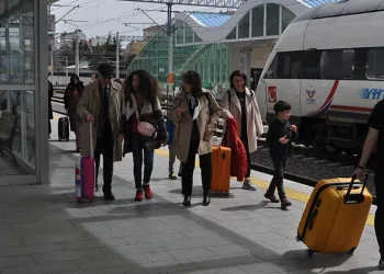 Tren istasyonunda bayram yoğunluğu başladı