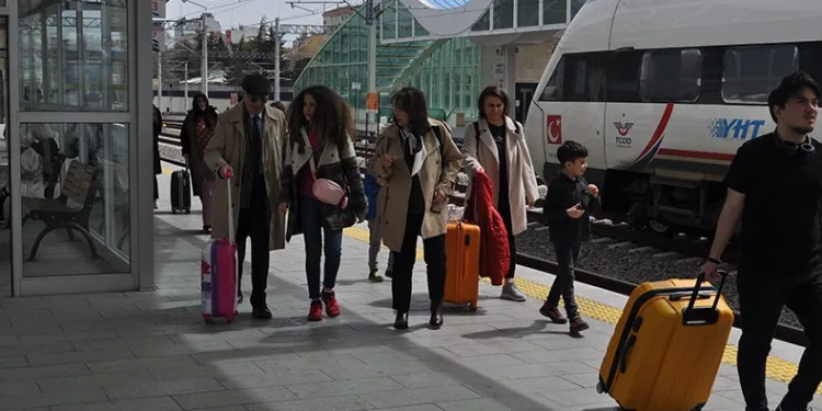 Tren istasyonunda bayram yoğunluğu başladı