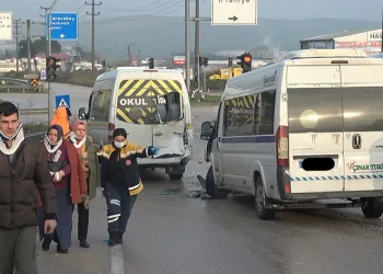 Bursa’da işçileri taşıyan 3 servis aracı çarpıştı