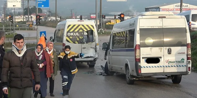 Bursa’da işçileri taşıyan 3 servis aracı çarpıştı